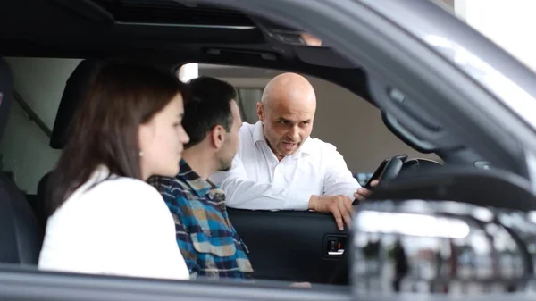 Una Giovane Famiglia Felice Seduto All Interno Una Nuova Auto — Foto Stock