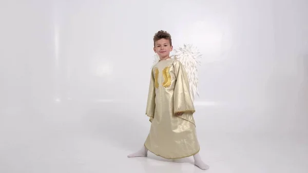 Kleiner Junge Mit Weißen Engelförmigen Flügeln Spielt Atelier Auf Weiß — Stockfoto