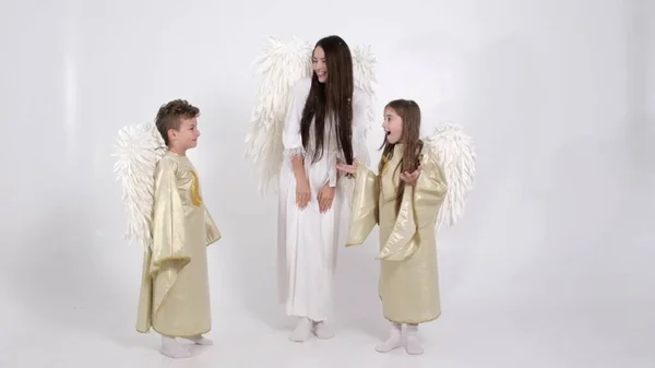 Magické Video Rodina Oblečená Andělských Kostýmech Tančí Bílém Pozadí Studiu — Stock fotografie