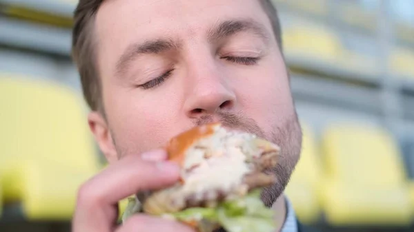 Nahaufnahme Eines Jungen Mannes Der Einen Sehr Leckeren Burger Isst — Stockfoto