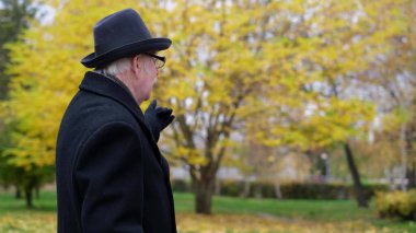 Siyah paltolu ve şapkalı yaşlı bir adam hikâyeyi ellerini yana çevirerek anlatıyor. Büyükbaba, sonbahar parkında sarı ağaçlarla, sonbahar mevsimidir.