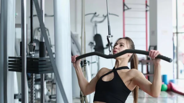 여자는 근육을 훈련시키고 체육관으로 돌아온다 스포츠의 비디오 — 스톡 사진