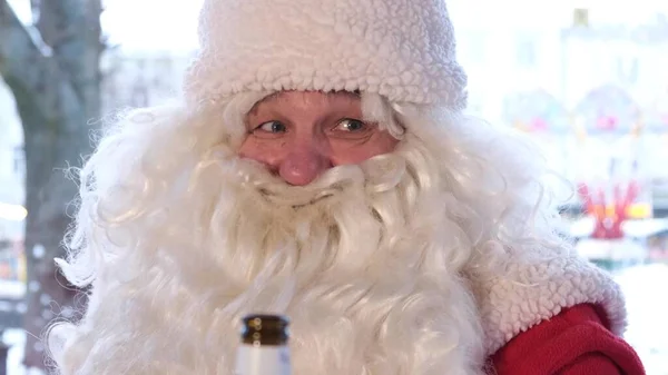 Der Betrunkene Weihnachtsmann Lacht Fröhlich Und Blickt Die Kameralinse Frohes — Stockfoto