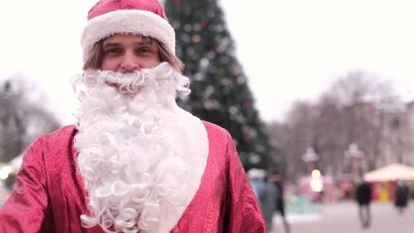 Glücklicher Weihnachtsmann Der Daumen Hoch Zeigt Glücksgefühle Und Freude Urlaubsstimmung — Stockfoto