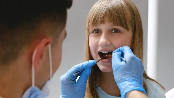 歯医者には赤い髪の10代の少女が検査されている 小児科の問題点 — ストック写真