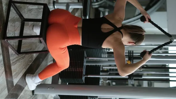 Pigen Træner Musklerne Armene Tilbage Gymnastiksalen Lodret Video Begrebet Sport - Stock-foto