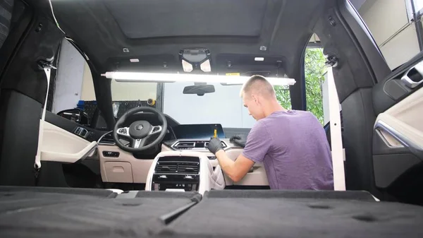 Jeune Artisan Professionnel Est Assis Intérieur Une Voiture Nettoie Saleté — Photo