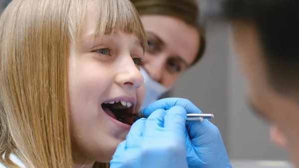 Rödhårig Tonårstjej Undersöks Tandläkarmottagning Problem Med Tandvård För Barn — Stockfoto
