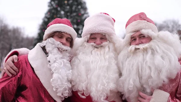 Portrait Von Drei Senioren Weihnachtsmännern Die Glücklich Zusammen Vor Der — Stockfoto