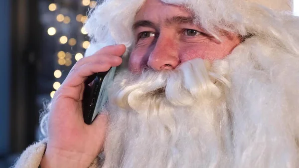 Porträt Des Weihnachtsmannes Gespräch Auf Dem Smartphone Lustiger Mann Kostüm — Stockfoto