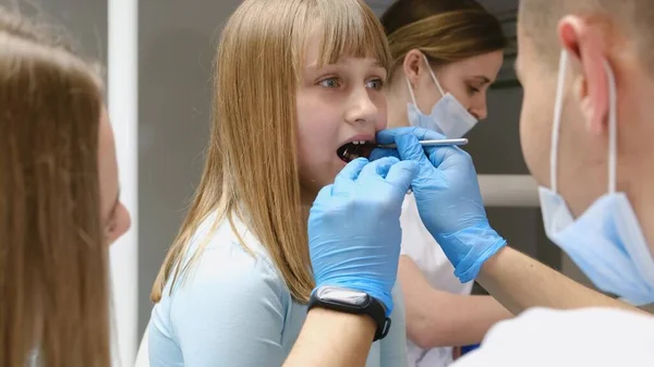 Dentista Sus Asistentes Examinan Cavidad Oral Una Adolescente Pelirroja Tratamiento — Foto de Stock