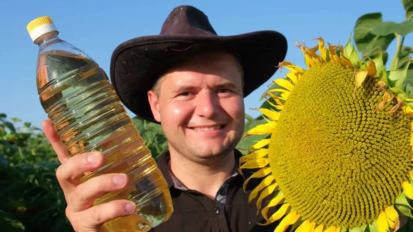 European Farmer Demonstrates Sunflower Oil Product Right Field Agriculture Worker — Stockfoto