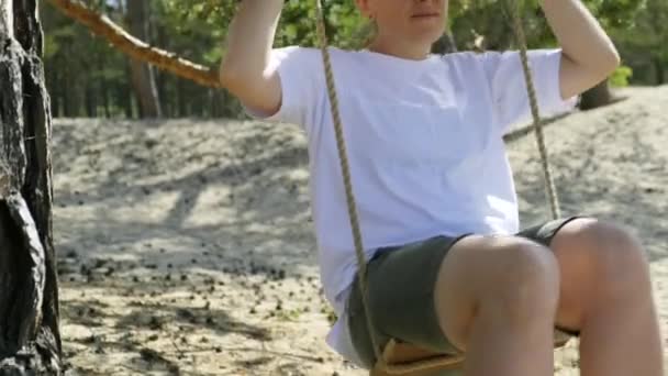 Junge Frau Schwingt Einem Sonnigen Sommertag Auf Einer Seilschaukel Zeitlupe — Stockvideo