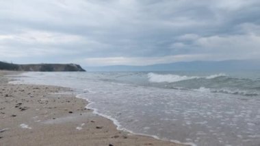Baykal Gölü 'ndeki Olkhon Adası sahilinde sörf. Şiddetli havada deniz dalgaları