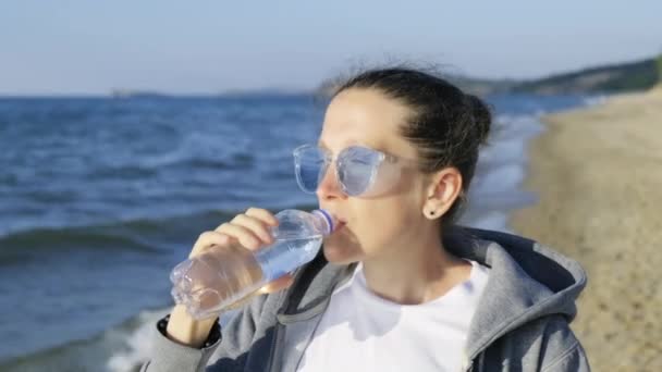 Flicka Dricker Det Renaste Vattnet Sjön Baikal Står Stranden Sjön — Stockvideo