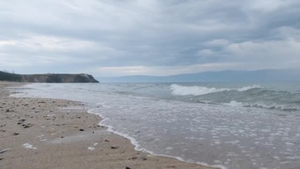 Surfa Stranden Olkhon Island Vid Sjön Baikal Havsvågor Dåligt Väder — Stockvideo