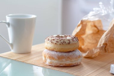 Çörek ve kahveyle sabah kahvaltısı. Lezzetli çörekler yakın plan. Çörek..