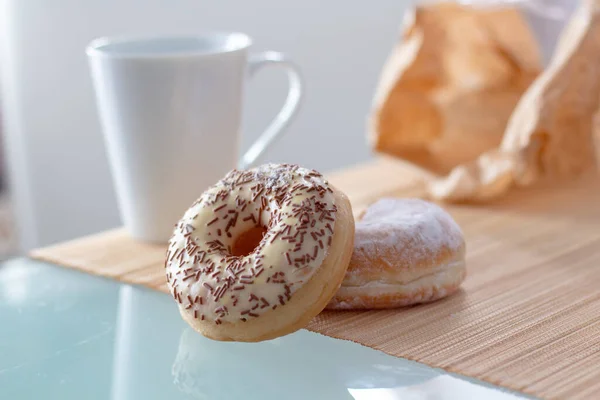 早上早餐与甜甜圈和咖啡 美味甜甜圈特写特写 甜甜圈 — 图库照片