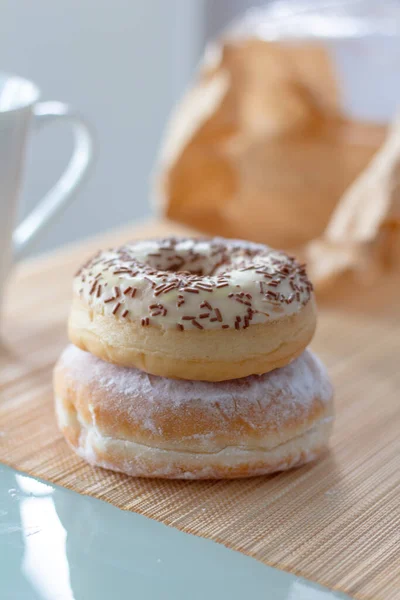 早上早餐与甜甜圈和咖啡 美味甜甜圈特写特写 甜甜圈 — 图库照片