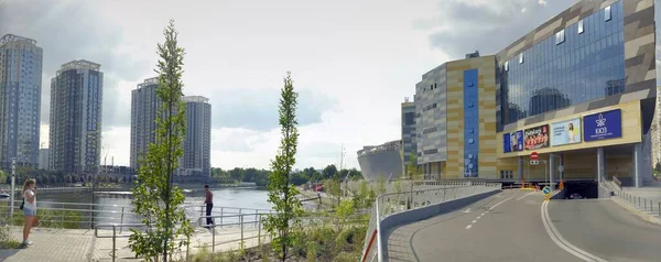 Kyiv, Ukrayna - 24 Temmuz 2021: Gökdelenler göletteki suya yansıtılır. Güneşli bir günde şehir. Şehir Parkı