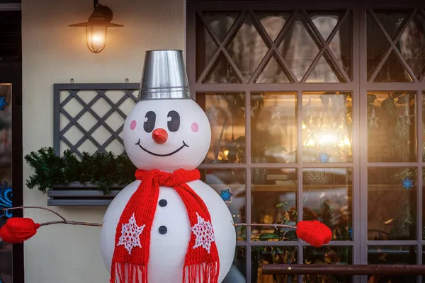 Süslü ve ışıklandırmalı Noel Kardan Adam. Noel Dekorasyonu