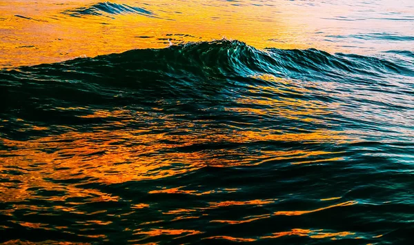 Incrível onda do mar de perto, vista de baixo ângulo, sunrsie shot — Fotografia de Stock
