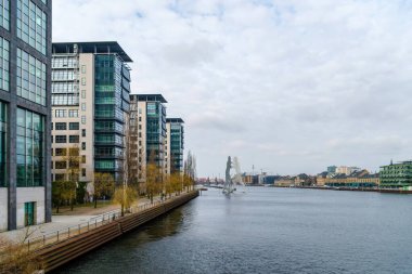 Berlin şehri. 18 Şubat 2018 - BERLIN, Almanya: Jonathan Borofsky 'nin Spree Nehri' ndeki Moleküler Adamlar heykeli