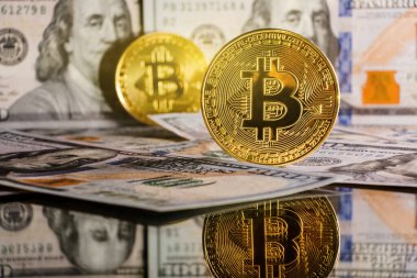 Altın Bitcoin Amerikan doları arka planda ve ayna yansımasında. Benjamin Franklin 'in Amerikan dolarlarındaki portresi. Bitcoin BTC sanal para ve Amerikan doları banknotları. Bitcoin kripto para ve Amerikan dolarına sahip arka plan