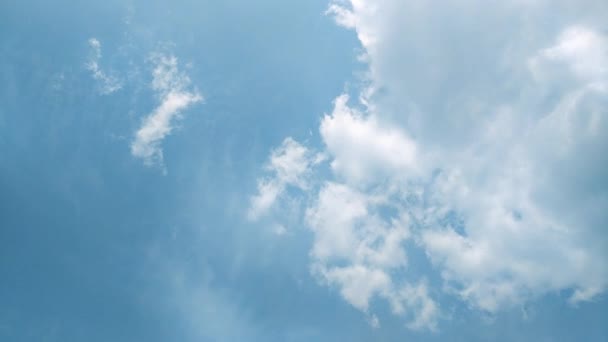 蓝天的延时镜头和空中飘扬的白云 蓝天上形成的白云的纹理 用快速移动的云彩从下往上看天空 4K速度慢 — 图库视频影像