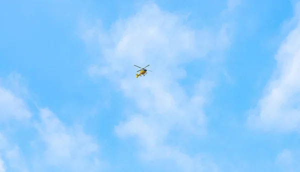 Een Gele Helikopter Vliegt Hoog Heldere Blauwe Lucht — Stockfoto