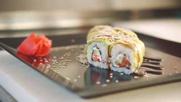 Sushi Készítésének Folyamata Zöld Sárkány Séf Sushi Tekercset Készít Fekete — Stock videók