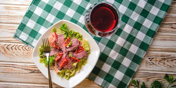 Gezonde Groene Salade Met Vlees Tomaat Sla Geserveerd Een Vierkant — Stockfoto
