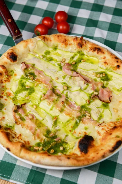 Deliziosa Pizza Italiana Con Salsa Peperoni Pancetta Zucchine Fondo Tavola — Foto Stock