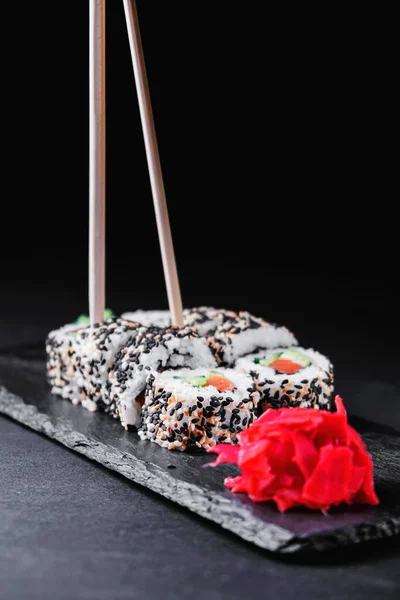Set Rollos Sushi Sobre Fondo Textura Negra Servidos Con Wasabi — Foto de Stock