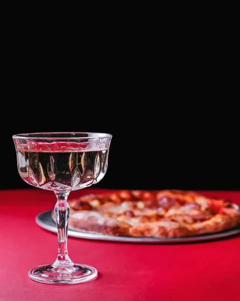 Egy Pohár Whisky Vagy Más Alkoholos Ital Piros Alapon Pizzával — Stock Fotó