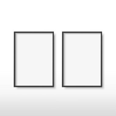 Duvarda gerçekçi siyah poster çerçeveleri var. Model yap. Vektör.