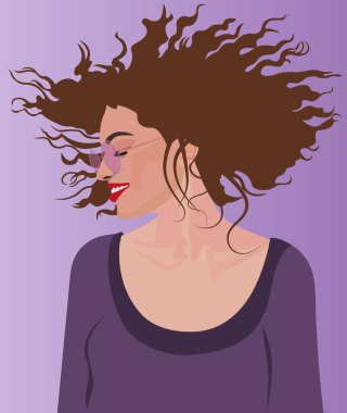 Kız gülümsüyor, saçları açık, mor gözlüklü, mor elbiseli..