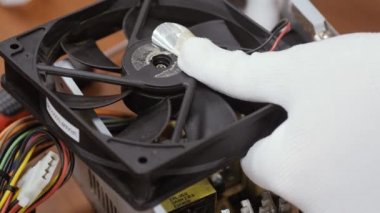 Teknik yağ siyah vantilatöre damlıyor. Fan onarım konsepti. 