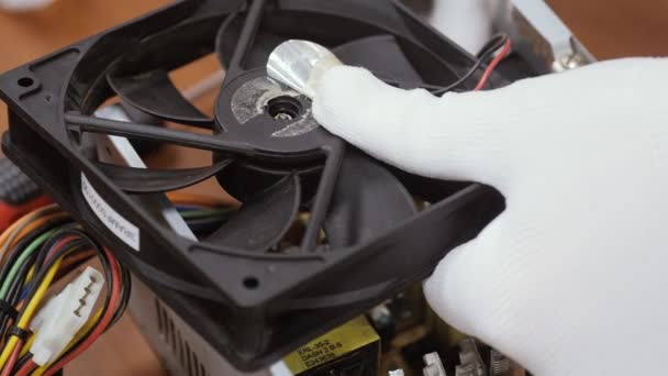 El aceite técnico gotea en el ventilador negro. concepto de reparación de ventilador. — Vídeos de Stock