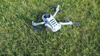 Düşmüş drone. Bataryada bir güç dalgalanması