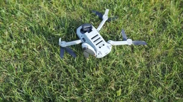 Um drone caído. Um aumento de energia na bateria — Vídeo de Stock