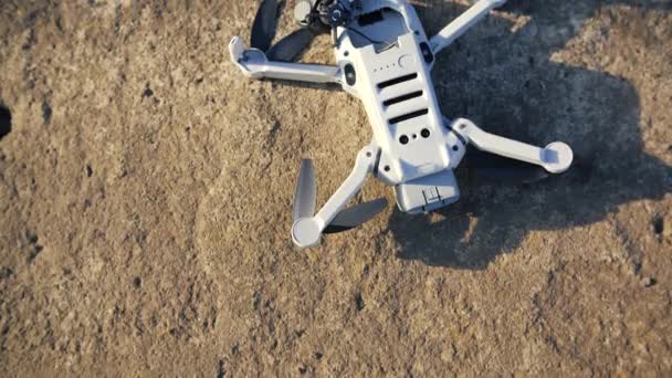 Quadcopter drone caer y estrellarse. Drone se estrelló en las montañas — Vídeos de Stock