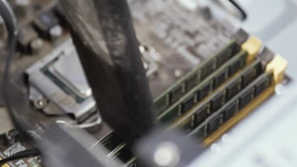 Limpieza de cerca CPU y RAM con una aspiradora. — Vídeo de stock