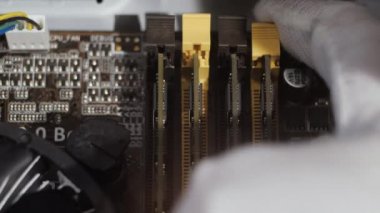 Bilgisayar ana kartına koç yükleniyor. 