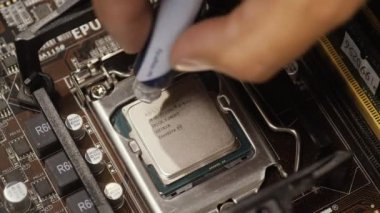 Intel işlemcisine termal yapıştırıcı uygulanıyor. 09.18.2021 - Rusya, Orel