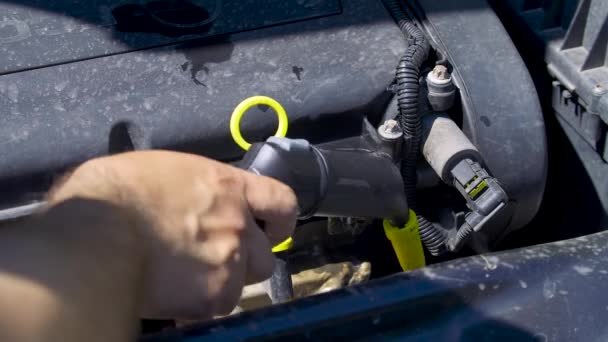 Komora silnika samochodu do czyszczenia parowego wysokiego ciśnienia. Koncepcja myjni samochodowej lub szczegóły. — Wideo stockowe