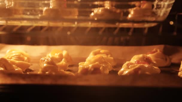 A croissant a sütőben van. Finom édes süteményeket sütnek a sütőben.. — Stock videók