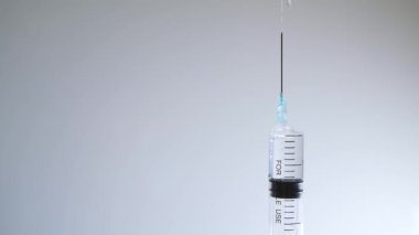 Beyaz arka planda tıbbi şırınga iğnesini kapat. Doktor enjeksiyon için ilacı hazırlar.