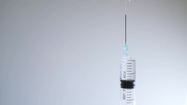 Fermer l'aiguille de la seringue médicale sur un fond blanc. Le médecin prépare le médicament injectable — Video