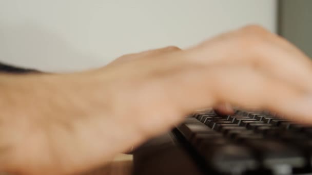 Dattilografia della tastiera del computer da vicino. Mani maschili digitando velocemente su una tastiera desktop. — Video Stock